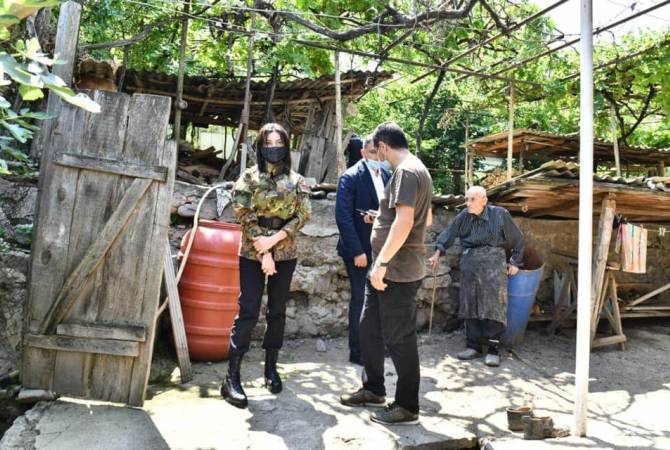 عقيلة رئيس وزراء أرمينيا آنا هاكوبيان تزور القرى الحدودية المتضررة من العدوان الأذربيجاني الأخير