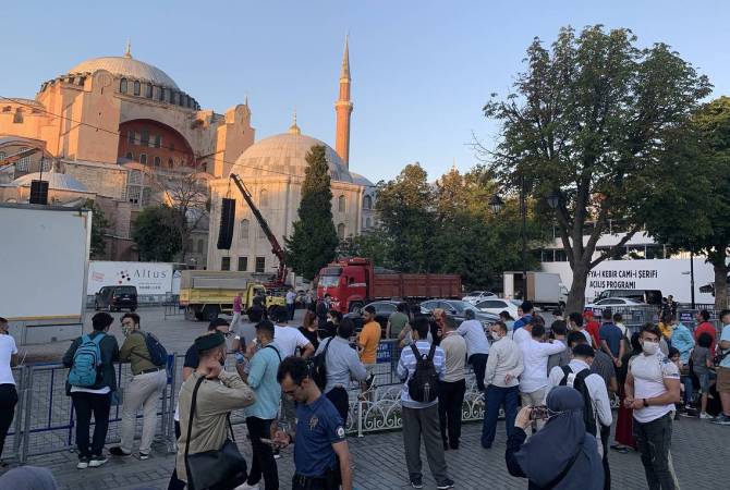 Власти Стамбула закрыли доступ к площади перед Айя-Софией из-за массового скопления 
людей