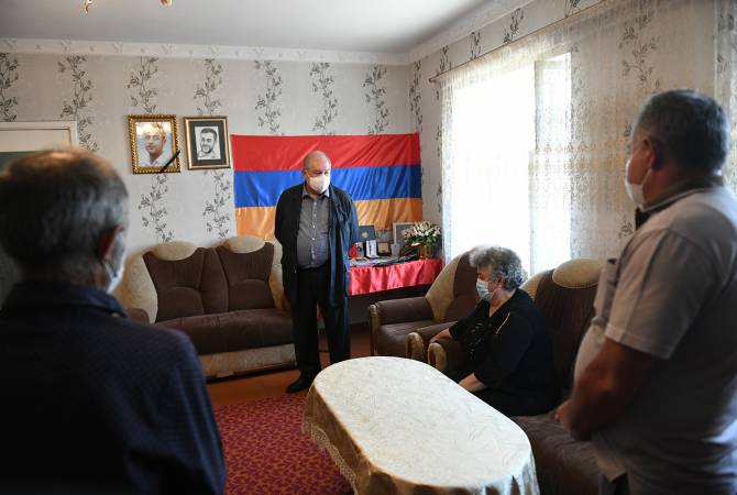 الرئيس سركيسيان يزور عائلة الشهيد سوس ألبكيان الذي استشهد دفاعاً على حدود الوطن من العدوان الأذري