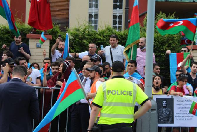 Одновременная демонстрация армян и азербайджанцев в Праге прошла без инцидентов 

