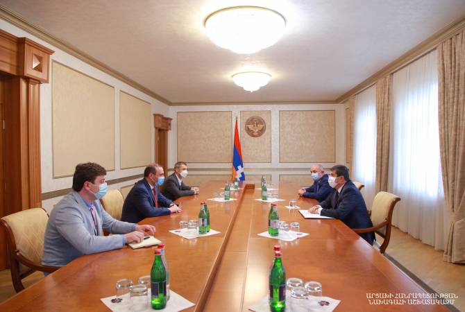 رئيس جمهورية آرتساخ أرايك هاروتيونيان يستقبل أمين مجلس الأمن القومي الأرميني أرمين كريكوريان