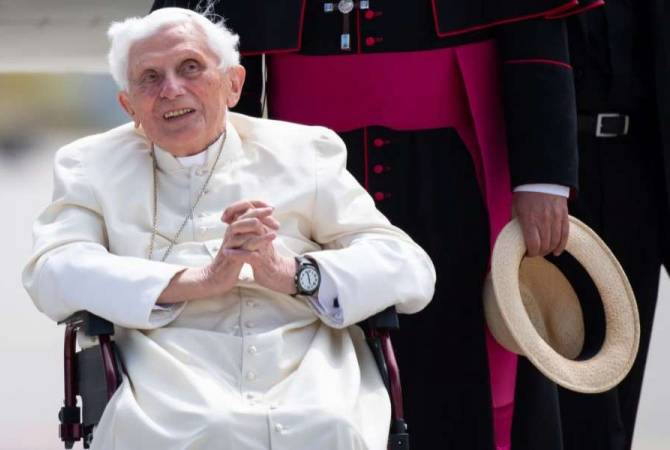 В Ватикане прокомментировали состояние почетного Папы Бенедикта XVI

