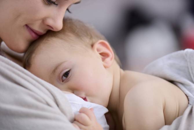 В ВОЗ заявили о низком риске заражения младенцев коронавирусом через грудное молоко