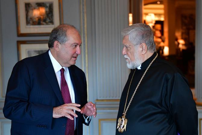 الرئيس أرمين سركيسيان يجري محادثة مع قداسة كاثوليكوس بيت كيليكيا الكبير آرام ال1 ويعرب عن دعمه