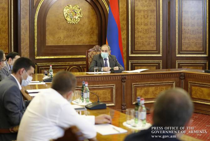 PM Pashinyan receives representatives of textile industry