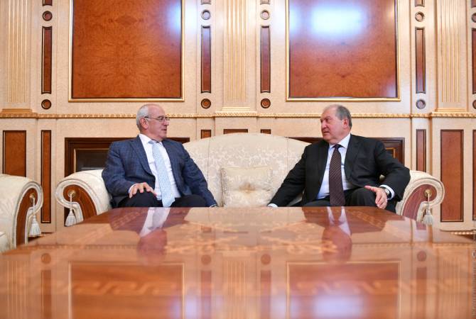 الرئيس أرمين سركيسيان يتحدّث مع رئيس الجمعية الخيريةالعمومية الأرمنية بيرج سيتراكيان عن مساعدة لبنان