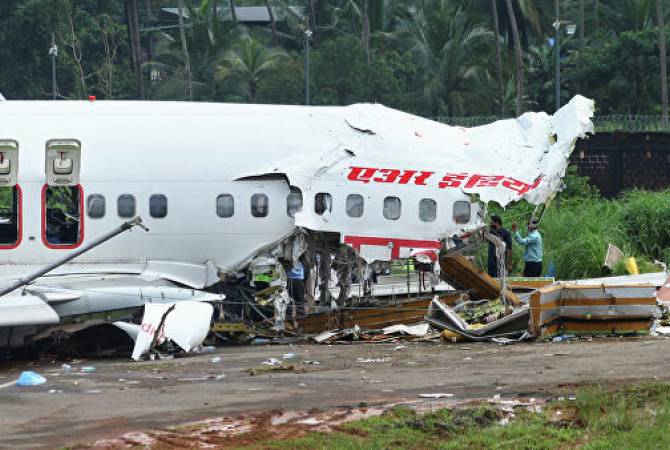 Разбившийся в Индии самолет дважды заходил на посадку

