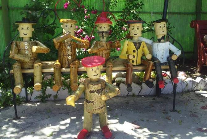 Деревянные куклы украшают различные районы Гюмри