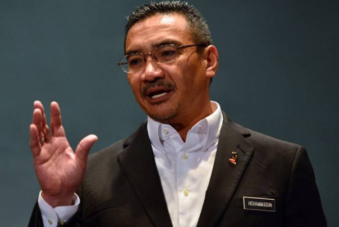 Главу МИД Малайзии оштрафовали за курение на заседании парламента