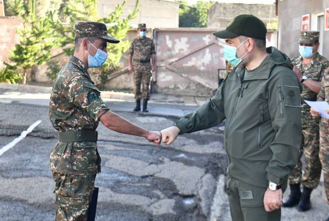 Премьер посетил N-скую военную часть Минобороны

