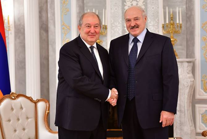  Президент Армении поздравил Александра Лукашенко с переизбранием

 