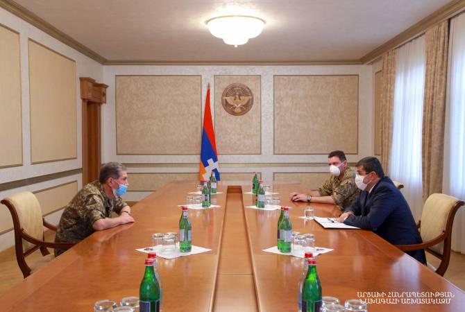 Президент Арцаха принял начальника Генштаба ВС Армении Оника Гаспаряна


