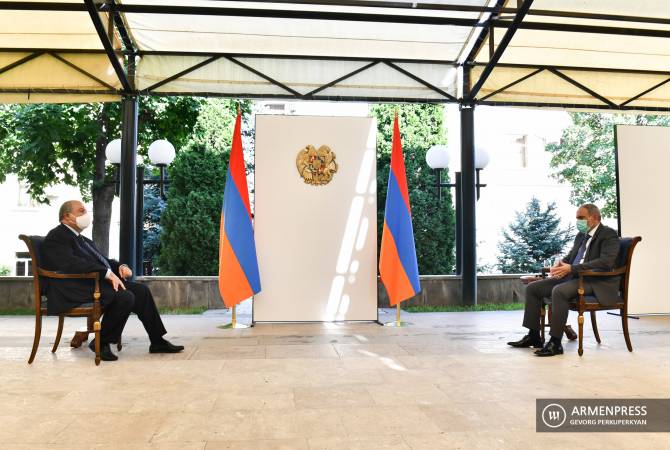 Նախագահ Արմեն Սարգսյանն աշխատանքային հանդիպում է ունեցել վարչապետ 
Նիկոլ Փաշինյանի հետ