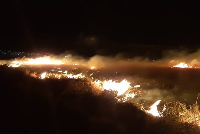 В Эчмиадзине сгорело около 27 гектаров травяных территорий


