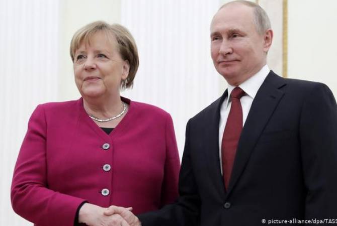 Путин и Меркель обсудили по телефону ситуацию в Белоруссии
