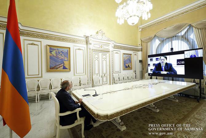 رئيس الوزراء الأرميني نيكول باشينيان يجري مكالمة فيديو مع رئيس بنك التنمية الآسيوي ماساتسوغو أساغاوا
