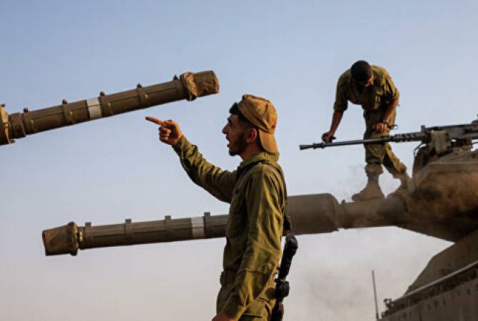 Израильские танки ударили по военным постам в секторе Газа
