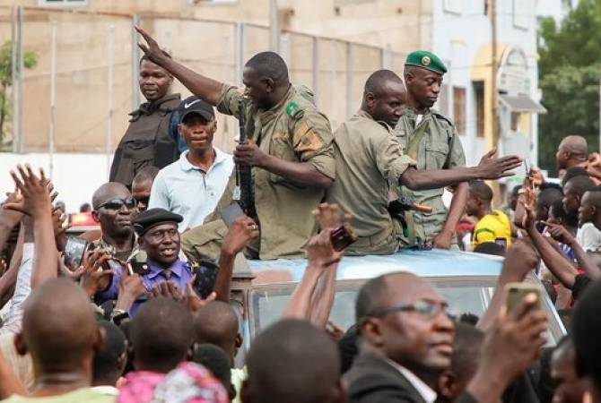Франция намерена продолжать военную операцию в Африке, несмотря на события в Мали
