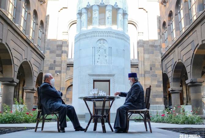 الرئيس أرمين سركسيان يجري محادثة مع قداسة كاثوليكوس عموم الأرمن كاريكين ال2 ويهنّئه بعيد ميلاده