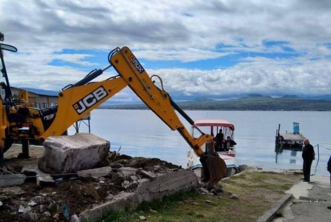 На прибрежной полосе озера Севан начался демонтаж установленных без разрешений 
павильонов

