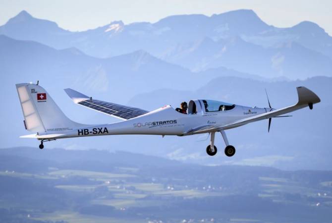  Швейцарский пилот впервые в мире прыгнул с самолета на солнечных батареях 