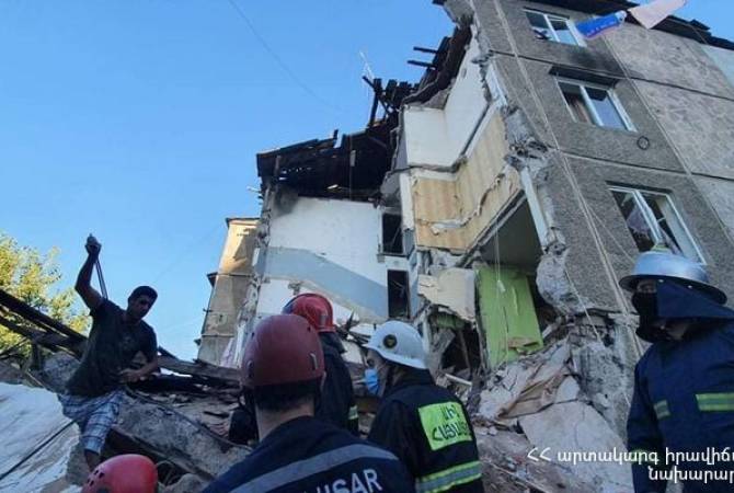 Prime Minister personally visits gas explosion scene in Yerevan apartment building 
