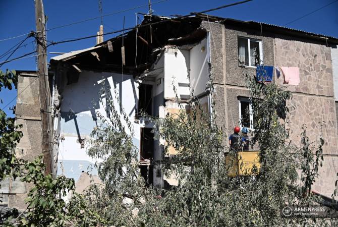 Спасатели возобновили работу на территории частично обрушившегося здания по улице 
Райниса

