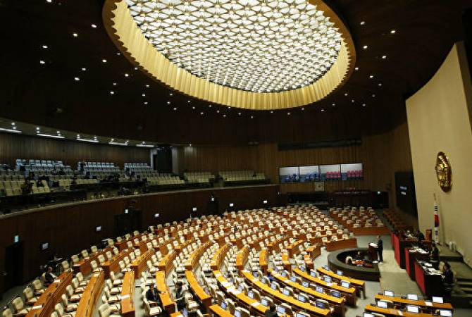 Парламент Южной Кореи закрылся из-за COVID-19 у журналиста
