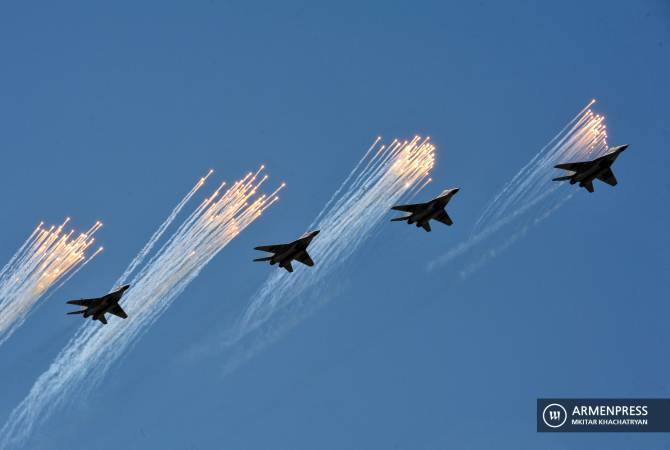 На военном форуме прошли показательные полеты авиации

