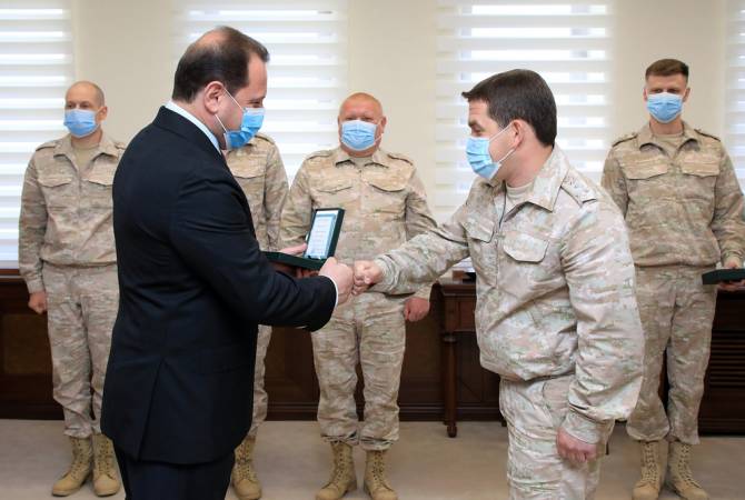 МО Армении наградило российских военнослужащих за работу по профилактике и 
тестированию на COVID-19
