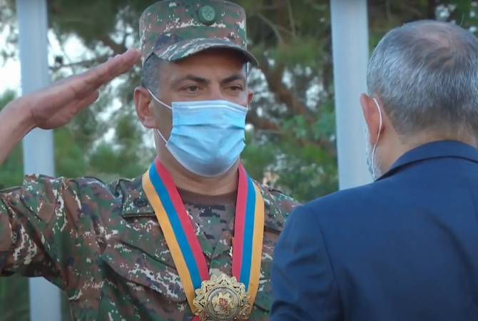 Փաշինյանն Ազգային հերոս, կապիտան Ռուբեն Սանամյանին հանձնեց Հայրենիքի 
շքանշանը