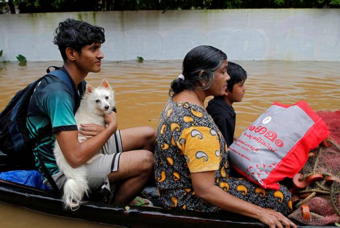 СМИ: не менее 17 человек погибли на востоке Индии из-за наводнений
