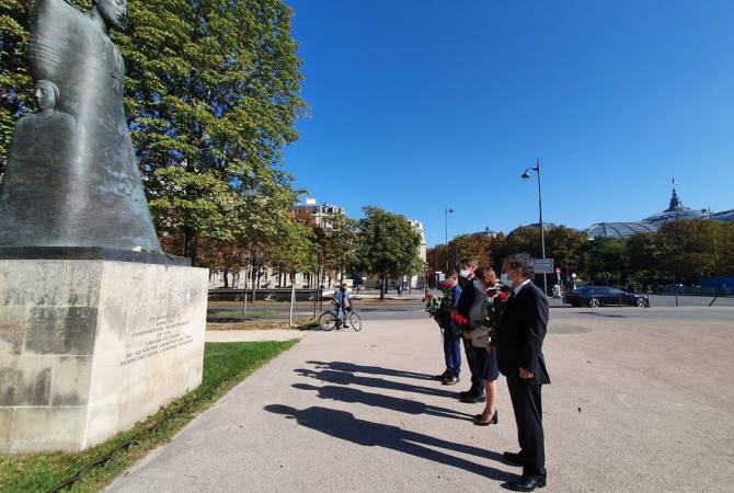 Послы Франции и Армении воздали дань уважения у оскверненного памятника Комитасу

