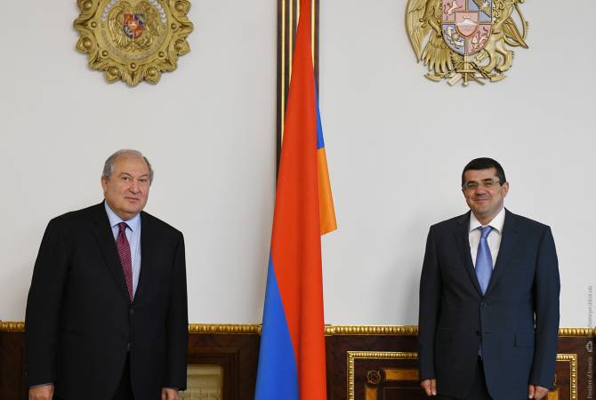 Президент Армении Армен Саркисян провел телефонный разговор с президентом Арцаха 
Араиком Арутюняном