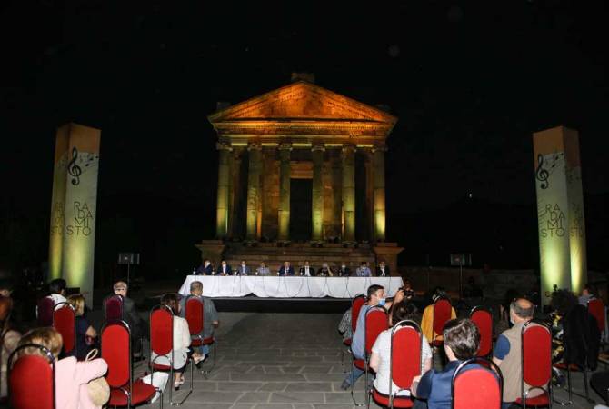 تقديم برنامج فني في معبد كارني التاريخي عن لمحات تاريخية مستركة بين الجارتين أرمينيا وجورجيا