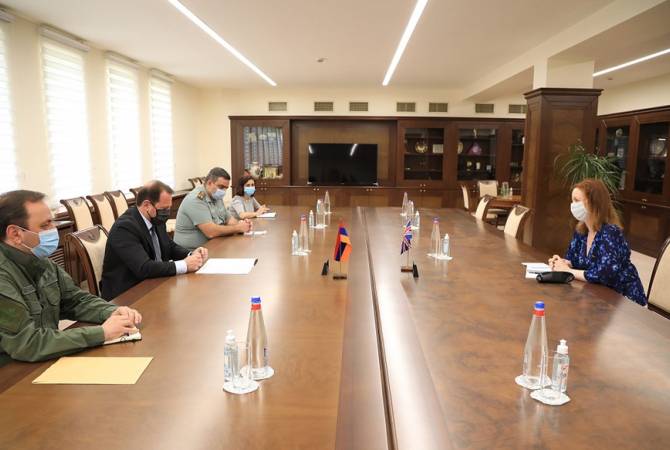  Министр обороны подчеркнул важность проведения армяно-британских военно-
политических обсуждений 