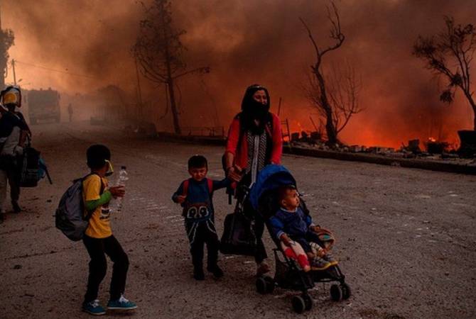 На острове Лесбос дотла сгорел крупнейший в Греции лагерь беженцев

