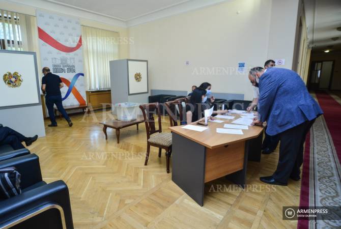 В Национальном собрании Армении проходит закрытое тайное голосование по выборам 
судей КС

