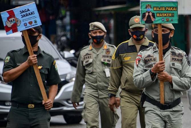 Полиция Индонезии привлечет главарей преступных группировок для контроля за 
ношением масок
