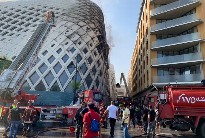 В строящемся торговом центре в центре Бейрута вспыхнул пожар
