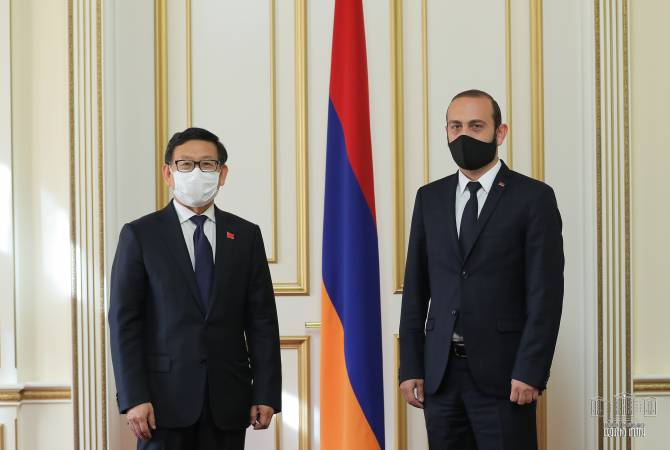 Le président du Parlement arménien tient une réunion d'adieu avec l'ambassadeur chinois