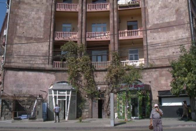 Երևանում ապամոնտաժվել է ճարտարապետական արժեք ներկայացնող շենքի տեսքը 
աղավաղող կրպակը