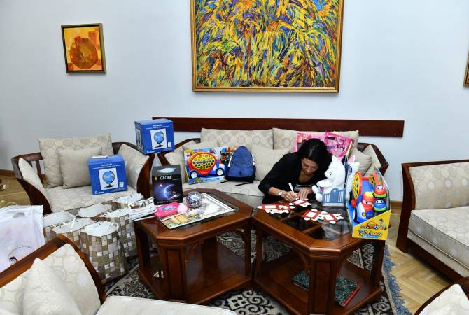 Анна Акопян отправила подарки детям с онкологическими заболеваниями

