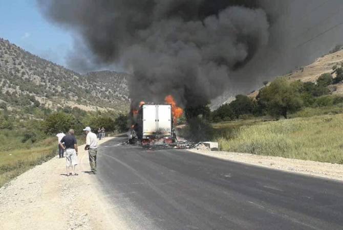 На межгосударственной автомагистрали  близ  города Мегри горит грузовик
