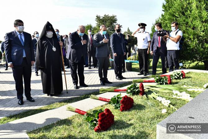 القيادة العليا السياسية والروحية لأرمينيا وآرتساخ تزور المقبرة العسكرية بيوم عيد استقلال أرمينيا
