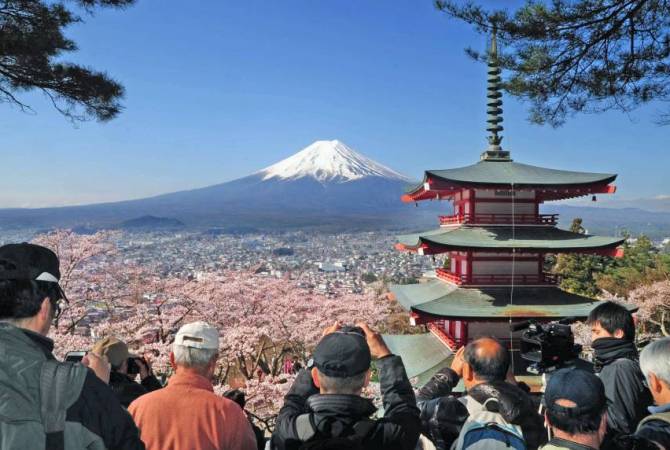Япония разрешит въезд в страну некоторым иностранцам