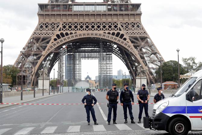 Paris police barricade Eiffel Tower after bomb threat