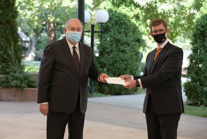 Первый резидентный посол Нидерландов вручил верительные грамоты президенту 
Армении

