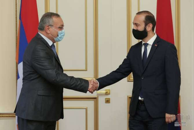 Арарат Мирзоян провел личную беседу с председателем Национального собрания Арцаха

