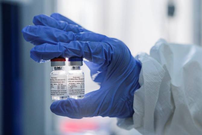 Центр Гамалеи начал испытания вакцины "Спутник V" на группах риска